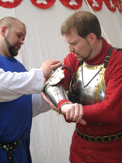 наруч и налокоткик рыцаря