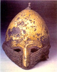 Шлем из Чингульского кургана, позолоченный с железной полумаской.