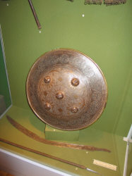 кольчуга, чекан, круглый стальной щит - калкан