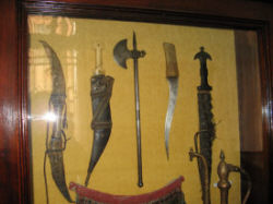 восточные кинжалы и топор