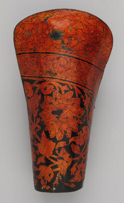 богато украшенный наруч