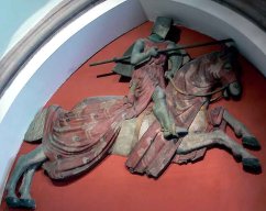 барельеф с рыцарем