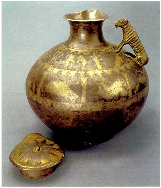 позолоченный кувшин