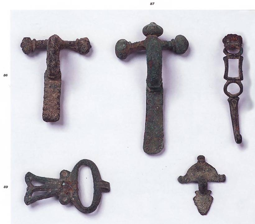 фибула Т-образной формы