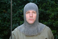 воин в тунике и кольчужном капюшоне