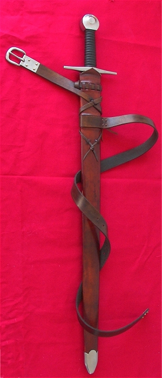 меч в ножнах