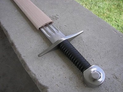 меч в ножнах