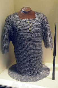 кольчуча смедной застежкой