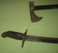 Топор-чекан и сабля. 