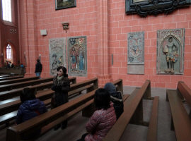 Слева пара: надгробная плита бургомистра Иоганна фон Хольцхаузена (ум. 1393) и его супруги Гудулы Гольдштайн (ум. 1371). Фамильный герб, а также лев - символ силы, собака - символ верности.