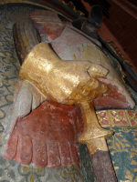 Латные перчатки, рукоять кинжала