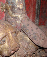 Проклепанные туфли, позолоченные рыцарские шпоры