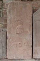 Топфхельм и щит с геральдическим рисунком. Вторая половина 14 века.