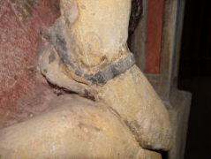 От того что многие трогают рыцаря за ноги, ноги этого рыцаря очень пострадали