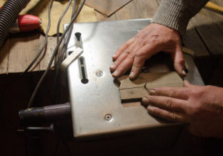 Теперь имеются две накладки распиленные из одного куска, т.е.волокна совпадают. Отмечаются внутренние стороны и начинается подгонка накладок к конфигурации самой гарды. Лишний материал удаляется.