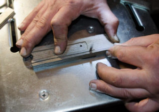 Приложив каждую половинку на своё место совместно с хвостовиком просверливаем поочерёдно отверстия в древесине на сверлильном станке (важна перпендикулярность этих отверстий). На одной накладке для удобства потом полностью убираем лишнее почти в размер.