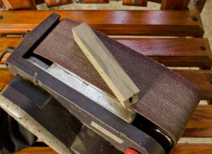 После высыхания клея обрабатываются лишние края черена рукояти, проводится шлифовка, в данном случае под овал.