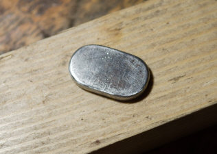 Готовим железную оправку по форме сечения рукояти, углы скругляем. Толщина металла 3 мм.