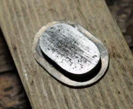 Оставляя припуск 3 мм вырезаем из мельхиоровой пластины заготовку и приклеиваем её суперклеем к оправке.