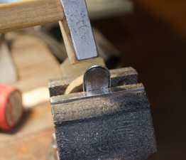 Чеканим выступающие края мельхиора зажав в тиски.