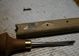 Врезка этой пластинки в рукоять на глубину 0,7 мм (по толщине металла).