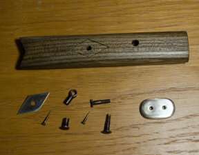 Поверхность дерева покрывается льняным маслом или подобными пропитками. Его структура становится контрастной и появляется объёмный рисунок. Правда на фото это тяжело передать. Задумка была подчеркнуть длину рукояти продольными широкими жилами дуба.После высыхания масла всё готово к сборке.