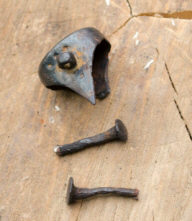 Подлинное навершие и заклепки сабли