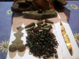 Медные спиралевидные кольца, лейковидные конусы, медный, топор, золотая пластина-браслет, черепкисосуда Трипольской культуры