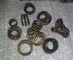 Медные и серебряные спиралевидные кольца и медные лейковидные конусы Трипольской культуры