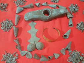 Медный топор, фибула, золотой браслет, медные кольца и лейкообразные конусы