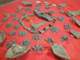 Медный топор, фибула, золотой браслет, медные кольца и лейкообразные конусы