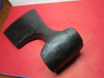 Желоб на обухе топора типа VIIIa по А. Кирпичникову