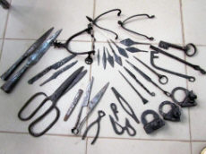 Находки средневекового оружия, предметов быта, снаряжения для верховой езды