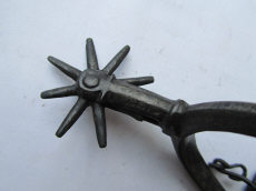 Шпора с вращающейся восьмиконечной звездочкой