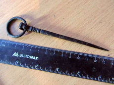 Средневековая однозубая вилка