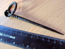 Средневековая однозубая вилка