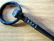 Средневековая однозубая вилка