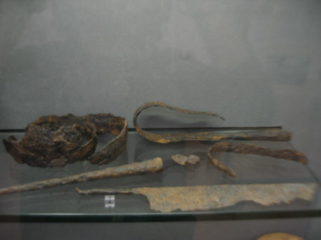 «Ритуально убитый» оружейный комплекс «воина из Кассасельватики» в экспозиции в Национальном археологическом музее Пармы