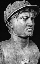 Фиксация шнурка шлема в нижней части наушей под подборородком. Мраморный бюст Пирра (I-й век н. э.)