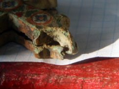 Поврежденное место фиксации створок