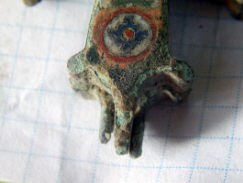 Поврежденное место фиксации створок