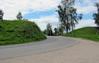 Вал на предполагаемом месте прорыва штурмующих