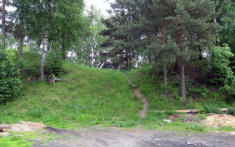 Древний вал на месте находки шлема