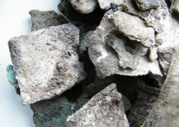 Сопутствующие предметы: куски керамики и оплавки цветных металлов