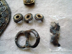 Пряжка и бляшки оголовья сбруи боевого коня, неопределенный предмет