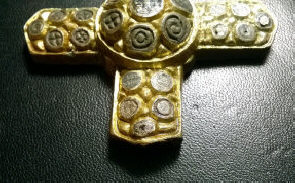 Серебрянная крестовина оголовья верхового коня, крупный план