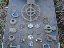 Находки древнеримских монет, латенских и древне средне и поздне римских римких фибул ременных пряжек. Приалекает внимание крупный солярный амулет в форме «кельтский крест», гальштатская фибула-сюльгама без иглы. Еще есть древнеримский ключ и большое количество серебряных монет.