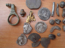 Находки древнеримских монет, латенских и древне средне и поздне римских римких фибул ременных пряжек. Приалекает внимание крупный солярный амулет в форме «кельтский крест», гальштатская фибула-сюльгама без иглы. Еще есть древнеримский ключ и большое количество серебряных монет.