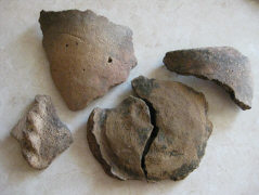 Черепки посудыны в которой хранился кад