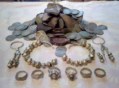 Клад серебра 15 века: колты, серьги, перстни и пражские гроши